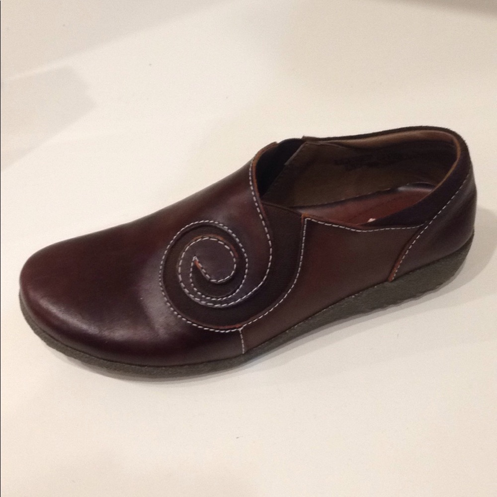 L' Artiste Brown Saddle Leather With a Swirled Top